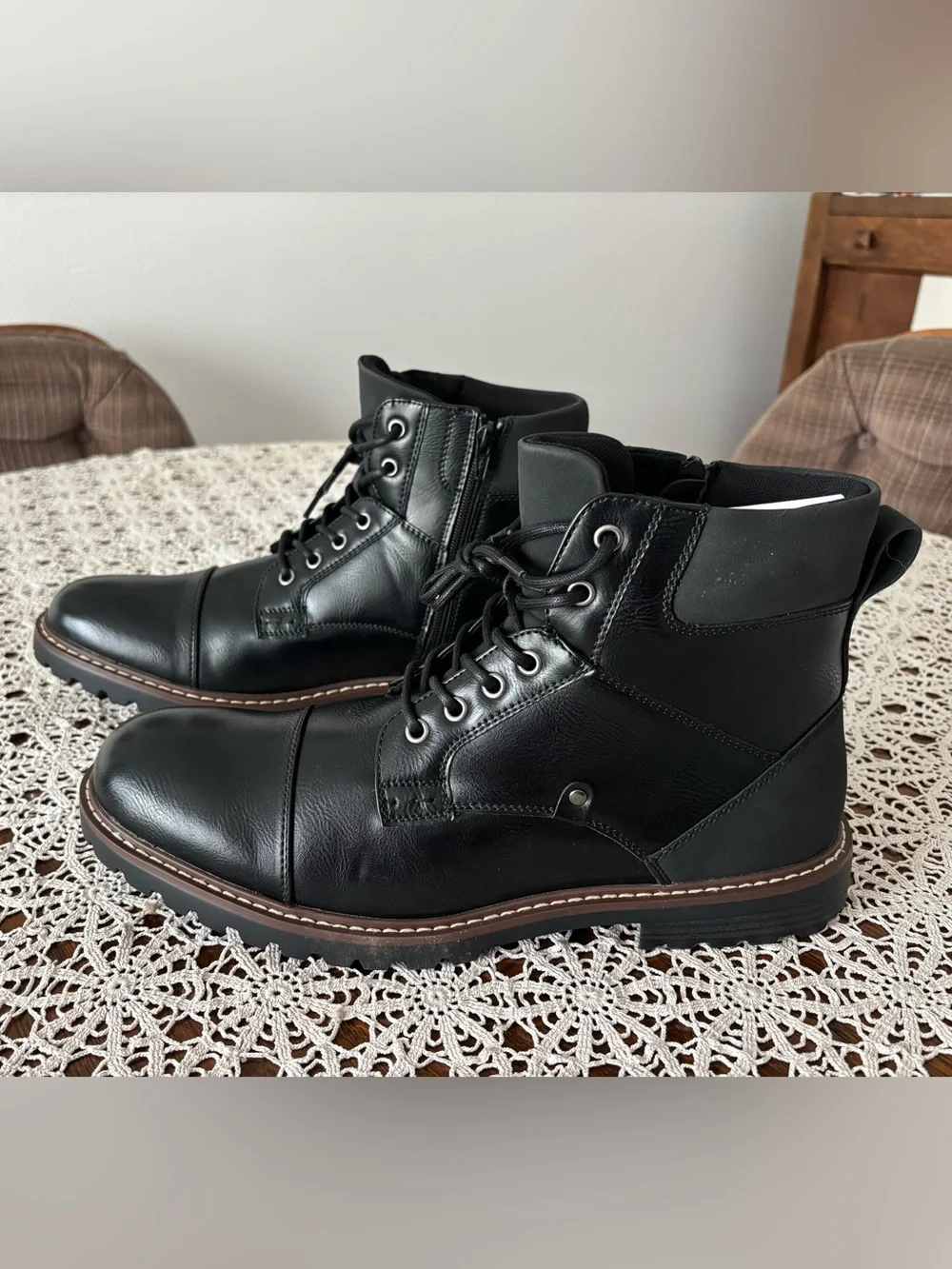 Men’s NWT 13M medium zip side lace front ortholite combat style boot. Black